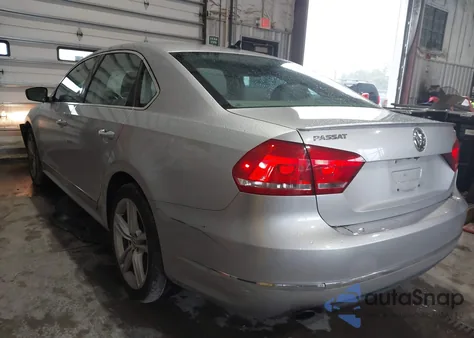 2015 Volkswagen Passat 1.8T Sel Premium из США, поврежденный, VIN 1VWCT7A30FC117765